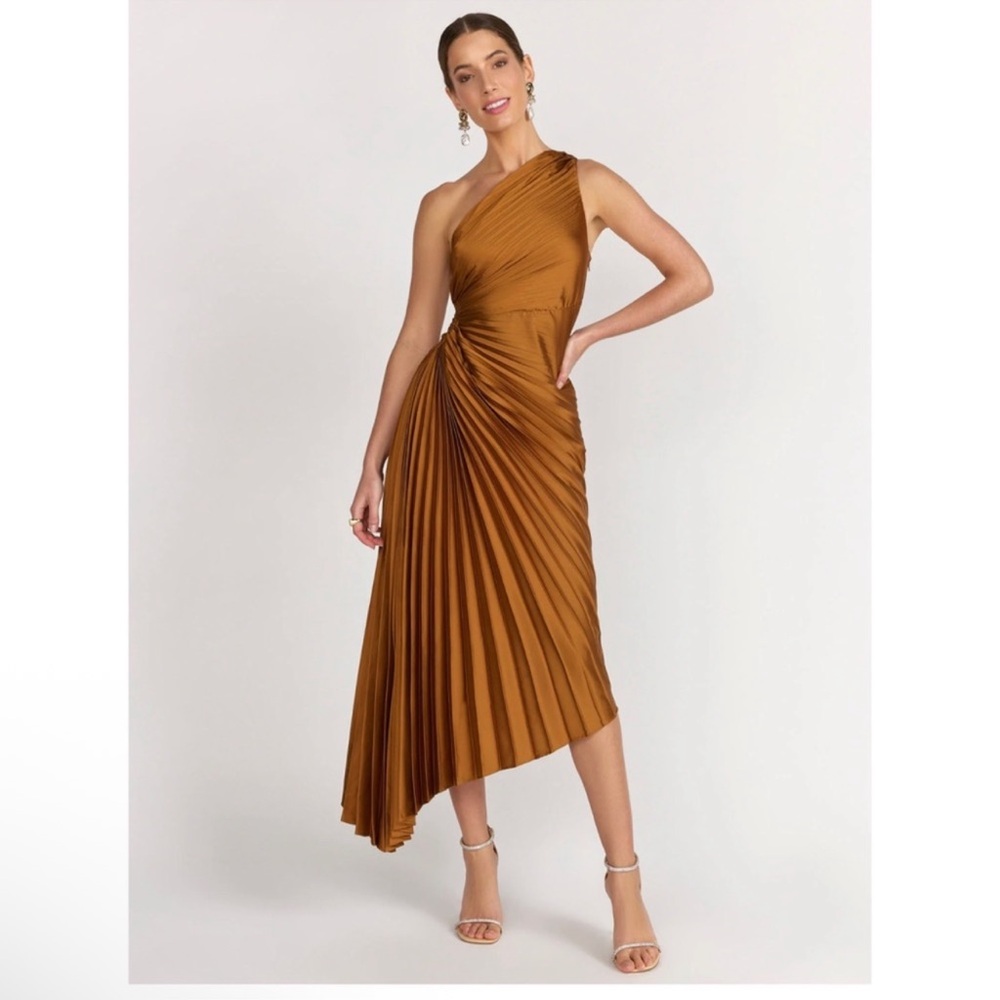 Elegant One-Shoulder Pleated Dress in Tan

Golden Pleated Dress size Small